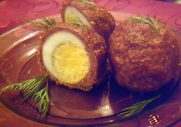 Мясные рулетики с варёным яйцом