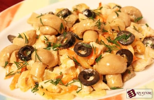 Салат "Зимний" (с курицей и маринованными шампиньонами)