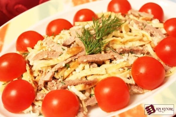 Салат с говядиной,омлетом и помидорами "Черри" в кунжуте