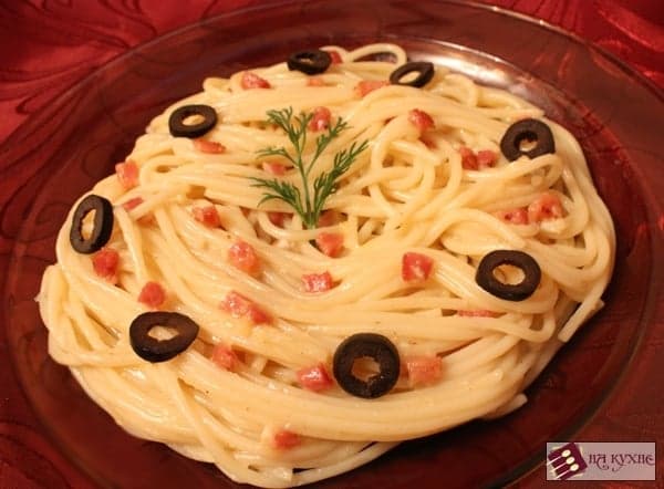 Спагетти с беконом и сыром