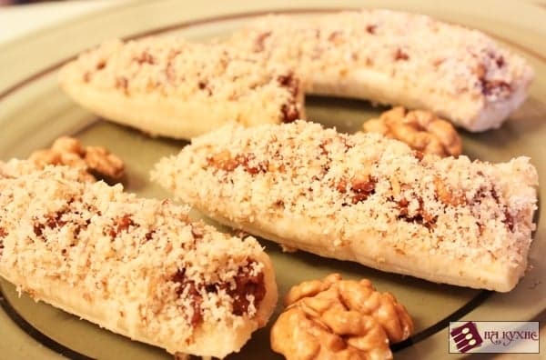 Банановый десерт с орехами в шоколаде