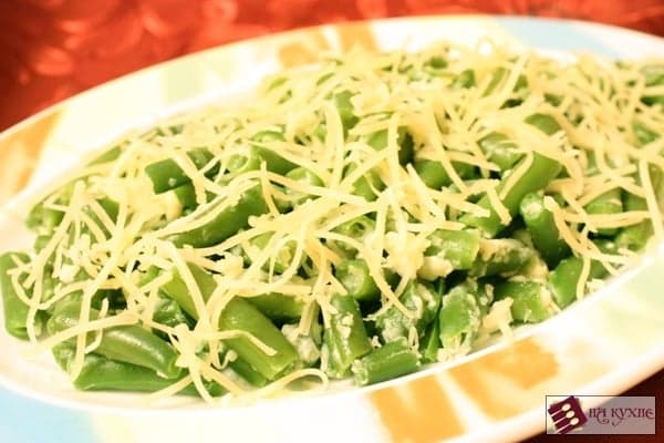 Зеленая фасоль с сыром и яйцами