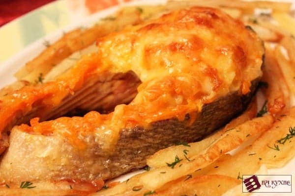 Красная рыба, запеченная с овощами под сыром