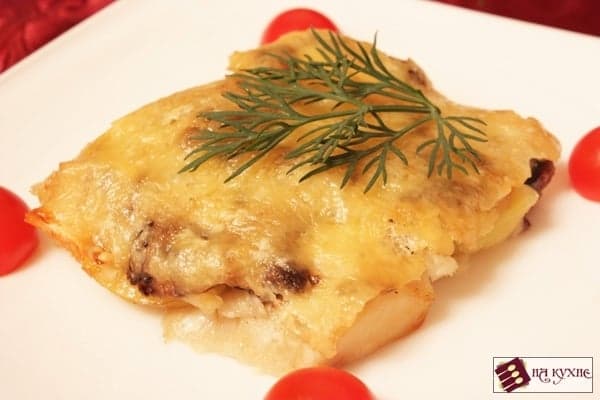 Запеченный картофель с рыбой и грибами