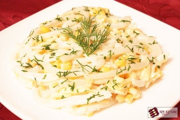 Салат с кальмарами и кукурузой