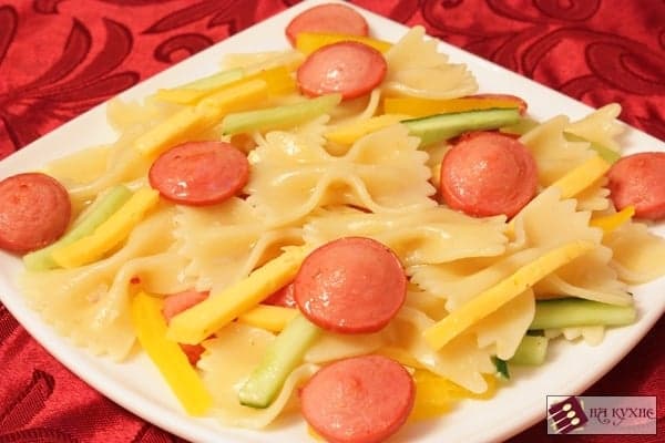 Теплый салат с макаронами Фарфалле, сосисками и овощами