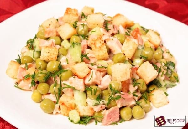 Салат с копченой курицей, горошком и сухариками