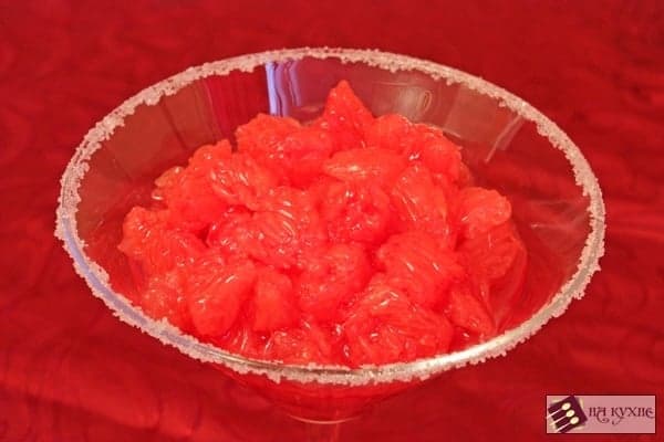 Десерт из грейпфрута с малиновым сиропом