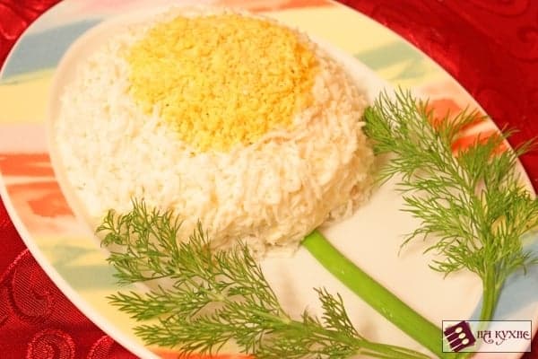 Салат с курицей, грибами и ананасами «Ромашка»