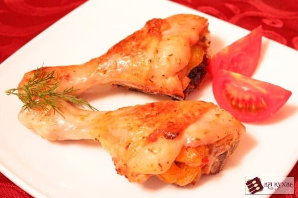 Запеченные куриные голени с курагой и черносливом