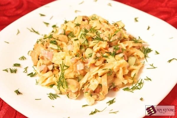 Салат с яичными блинчиками, копченой курицей и грибами