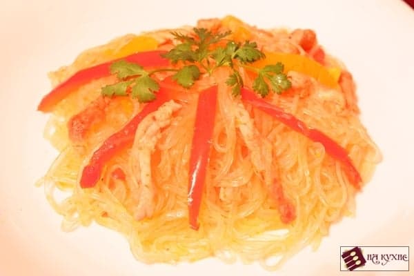 Рисовая лапша со свининой и овощами