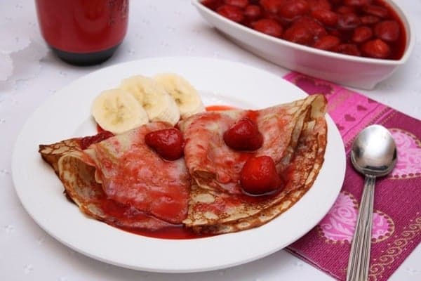 Банановые блинчики с клубничным вареньем