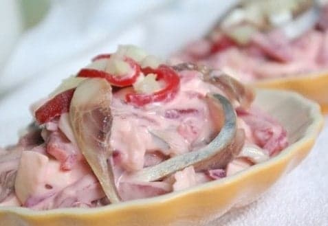 Салат с сельдью и свеклой