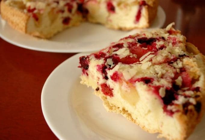 Шарлотка с яблоками и ягодами