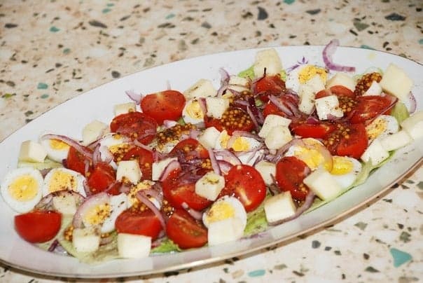 Салат с моцареллой, перепелиными яйцами и помидорами