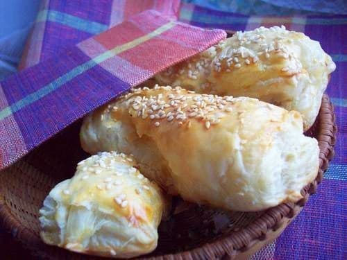 Слойки с ветчиной и сыром