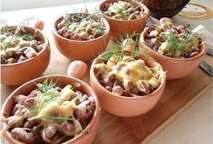 Фасоль с копченым мясом под сырной корочкой