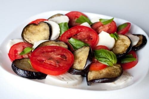 Салат с моцареллой, баклажанами и помидорами