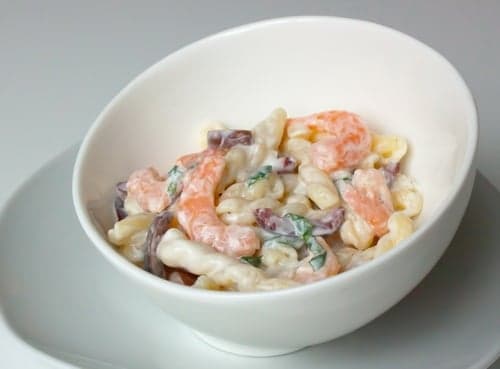 Итальянский салат с креветками и макаронами