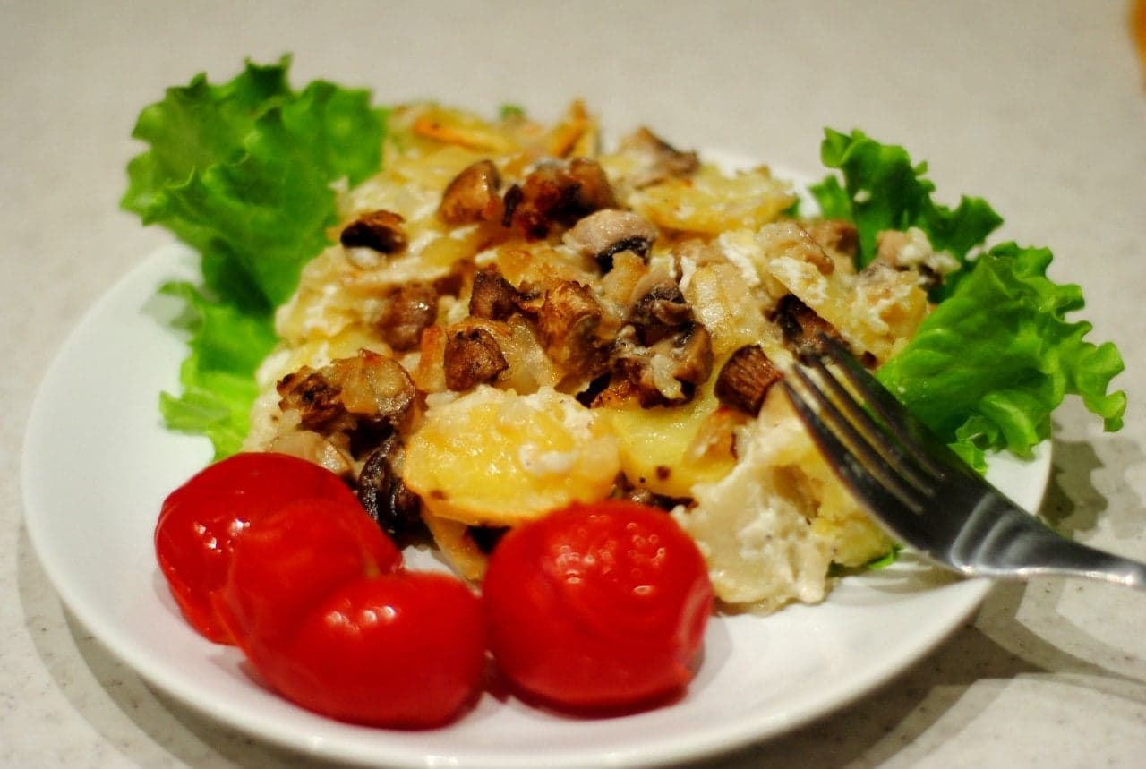 Запеченный картофель с грибами в сметане
