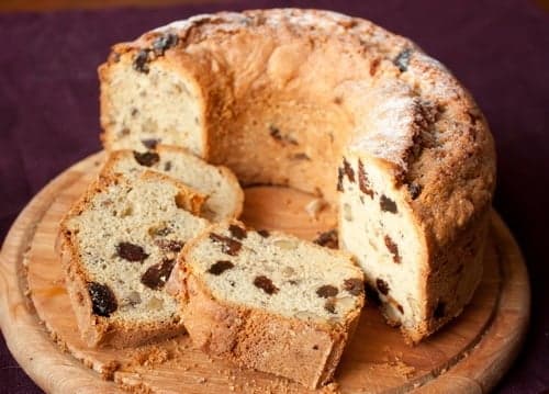 Кекс с изюмом и орехами