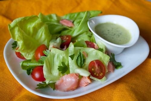 Салат с лососем, салатом латук и помидорами черри