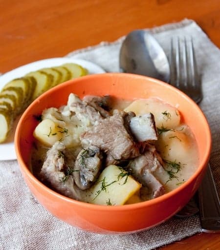 Тушеные ребрышки с картофелем и грибами