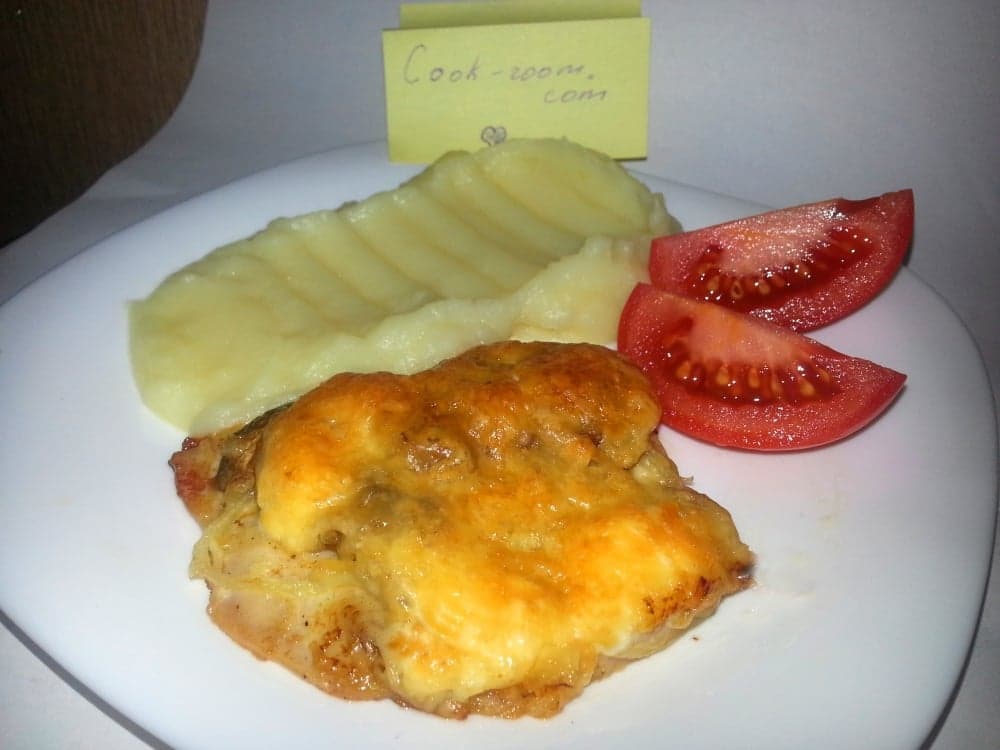 Куриное филе с грибами и луком, запеченное под сыром
