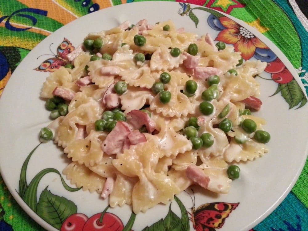 Макароны с мясом и горошком в сливочном соусе