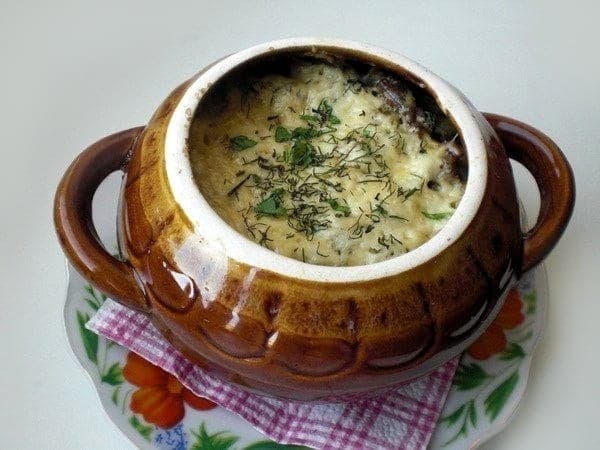 Фрикадельки с картофелем и грибами, запеченные под сыром