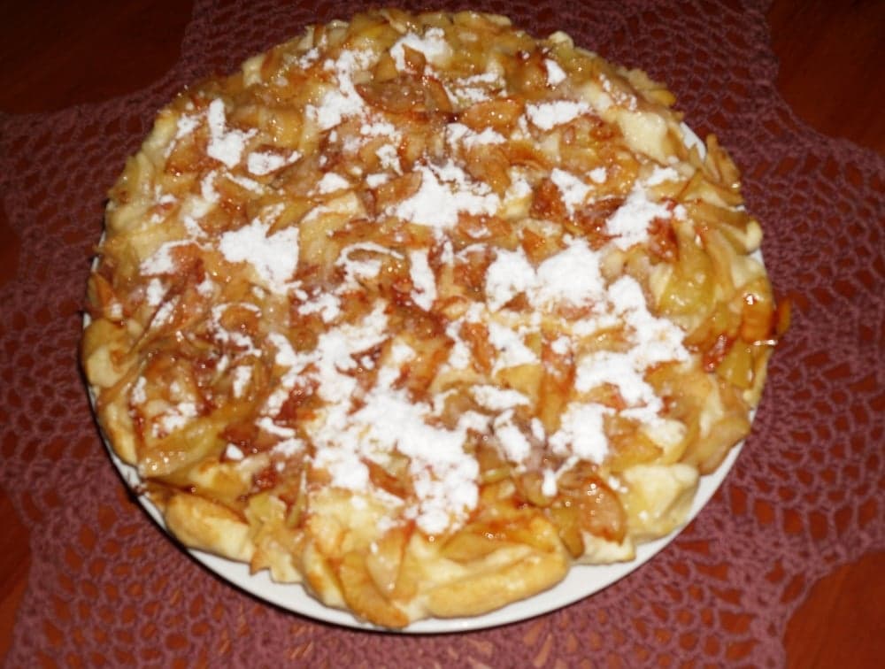 Яблочная шарлотка