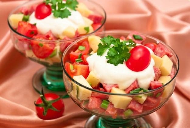 Салат с колбасой, сыром и помидорами