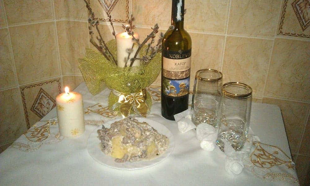 Язык тушенный с грибами в сметане