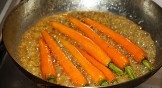 Морковка с хвостиками на меду.