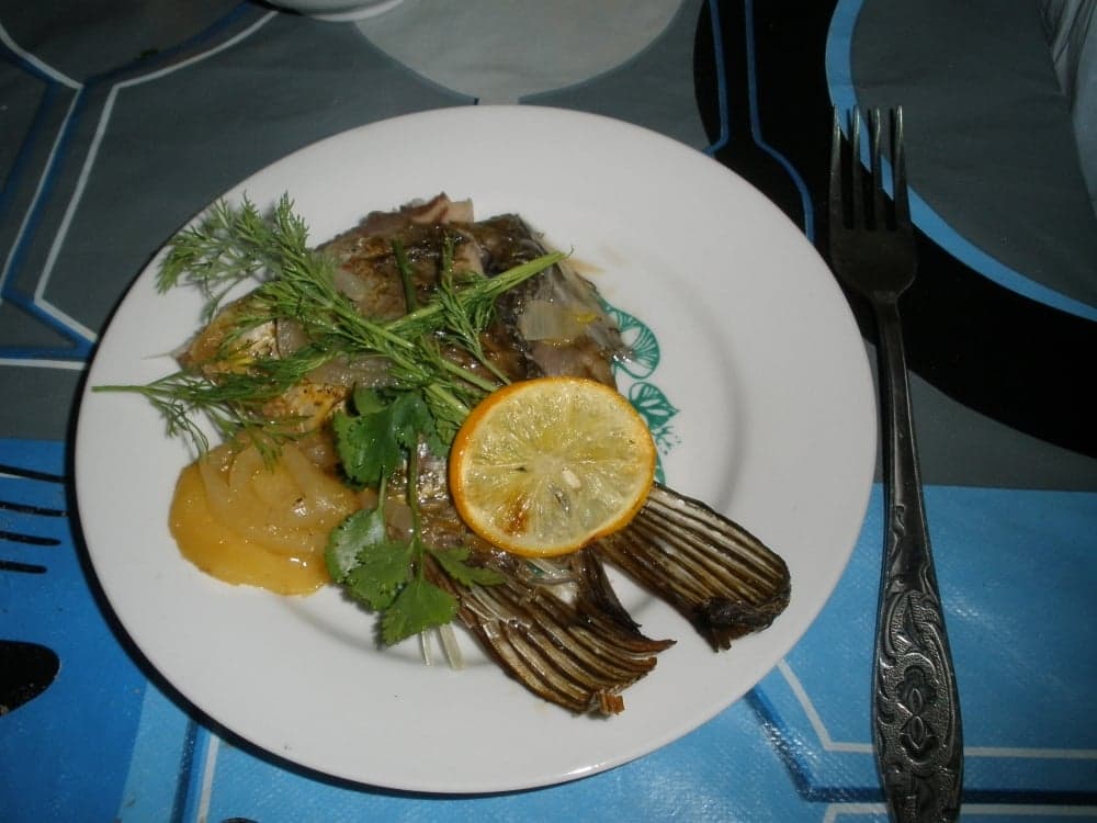 рыба запеченная с луком и яблоками