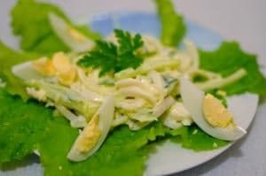 Салат с кальмарами и свежими огурцами