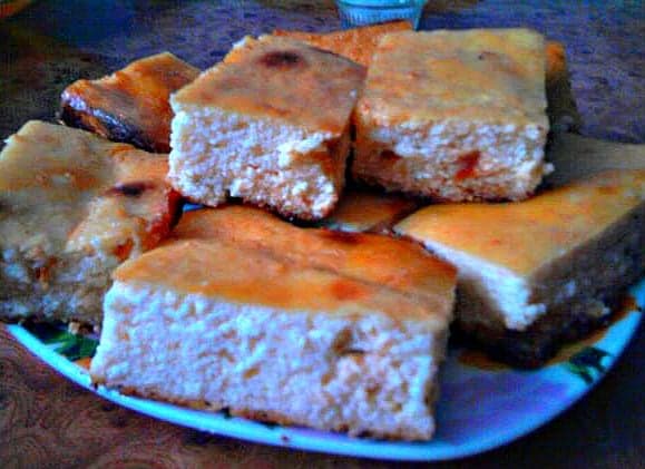 Запеканка творожная с изюмом.