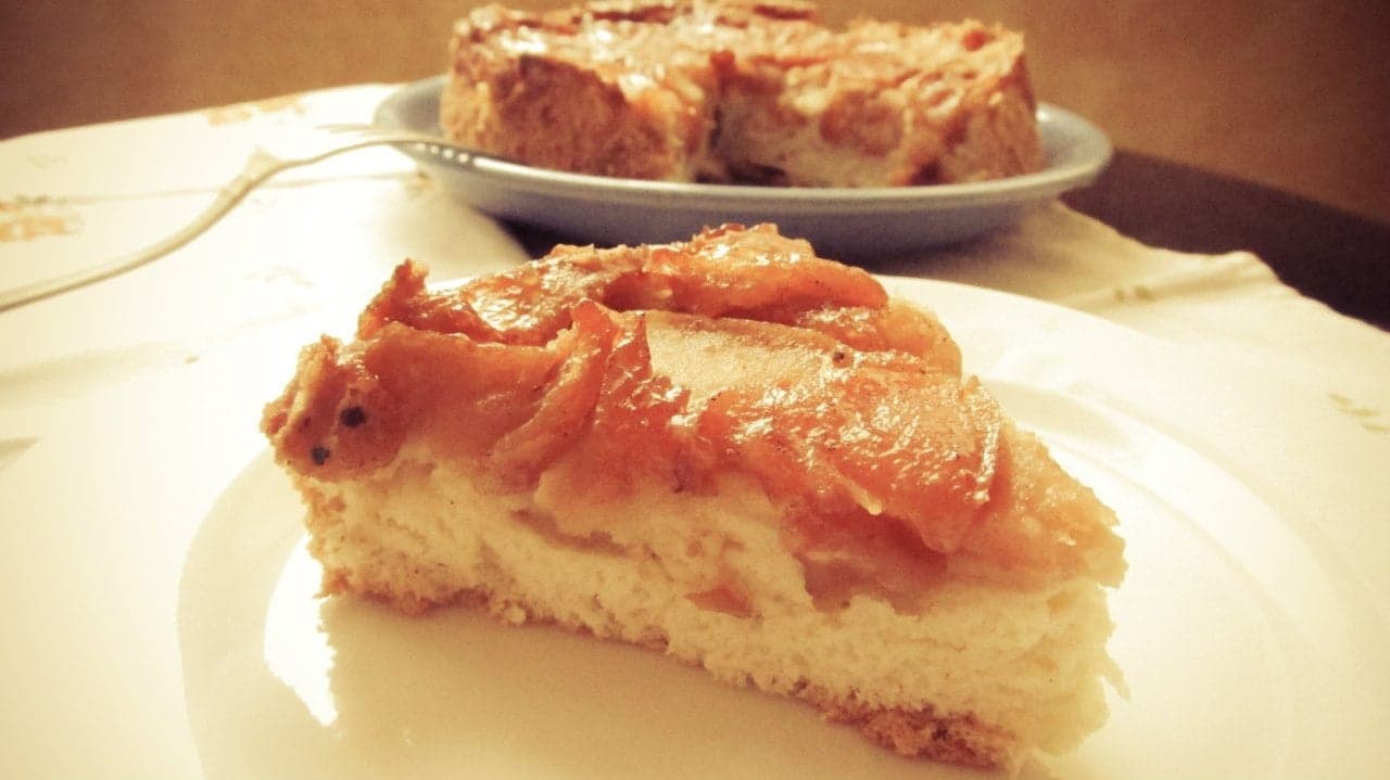Шарлотка с карамельными яблоками