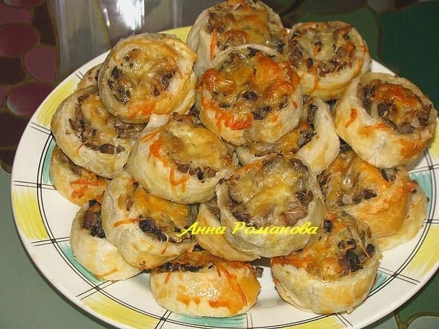 Рулетики с грибами из слоёного теста