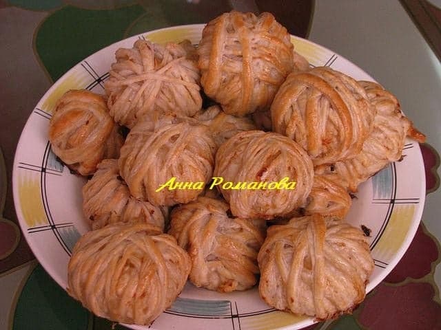 Клубочки с курицей из слоёного теста