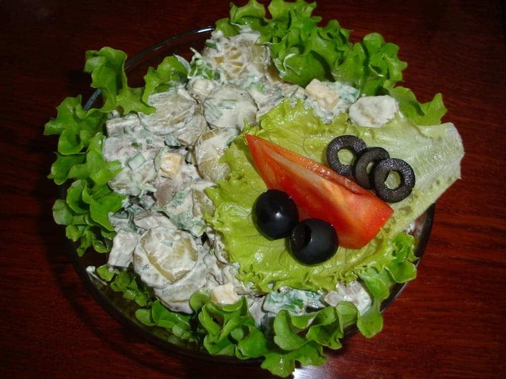 Салат с печенью, корнишонами и сыром.
