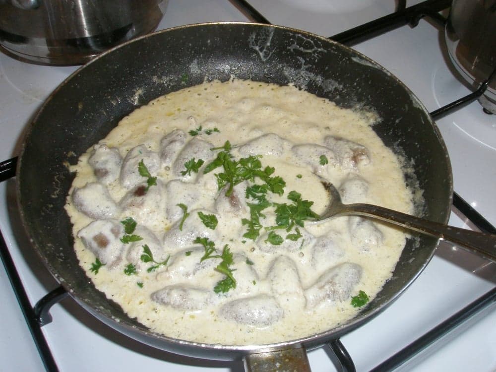 Куриные сердечки в сметане