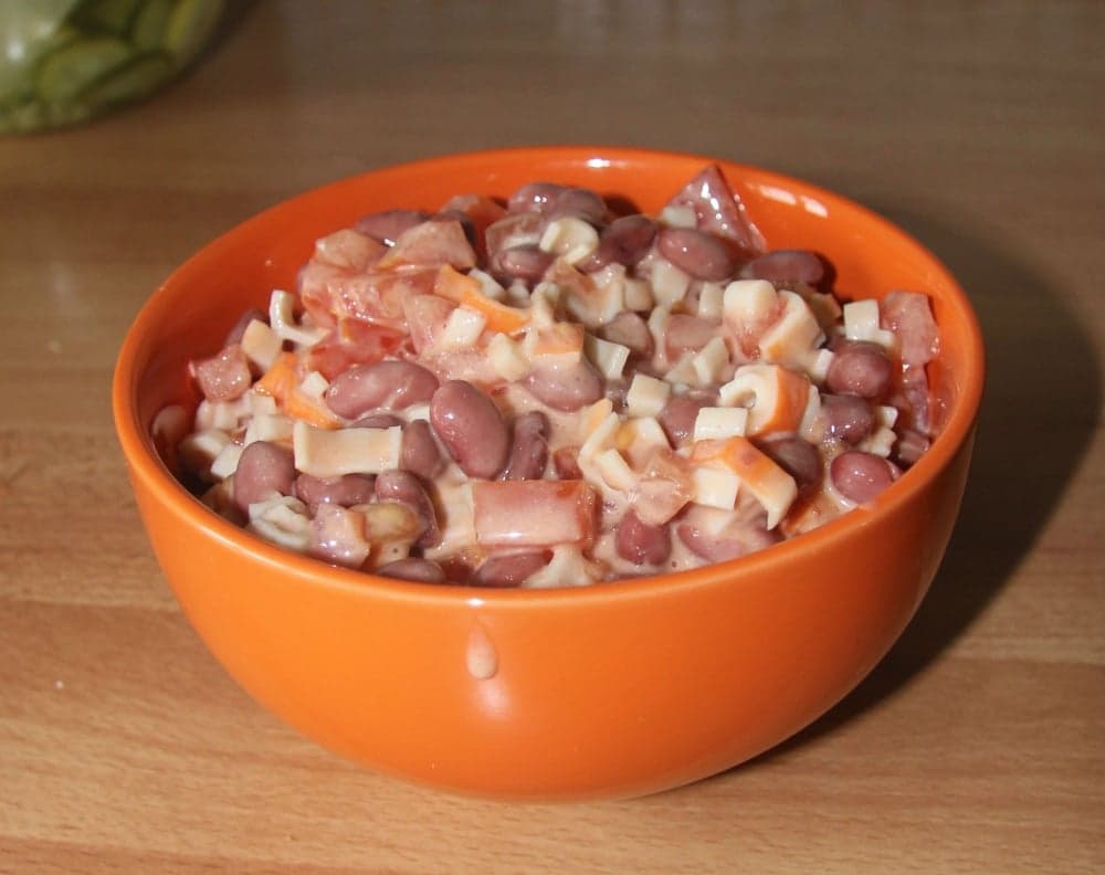 Салат с крабовыми палочками и фасолью