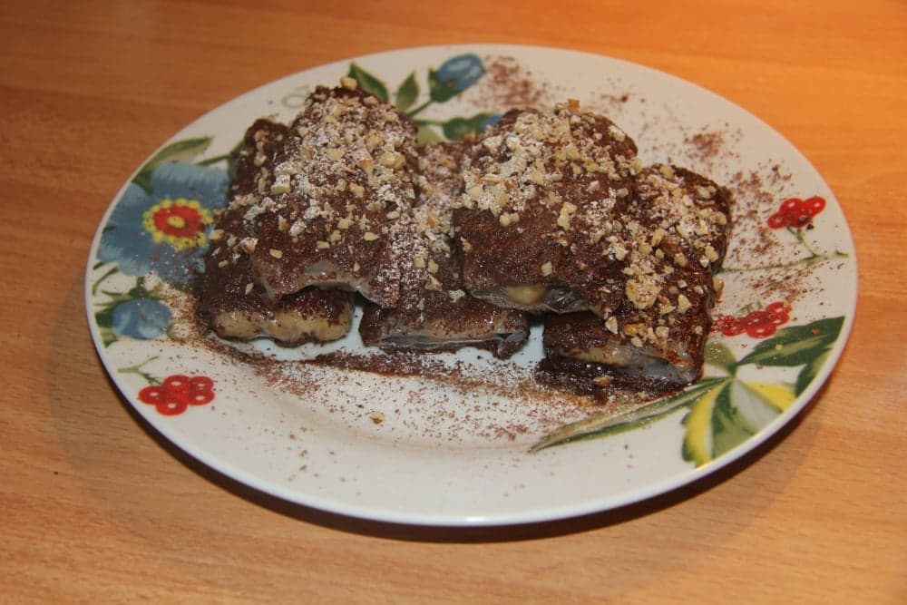 Блинчики из рисовой бумаги с бананами и шоколадом