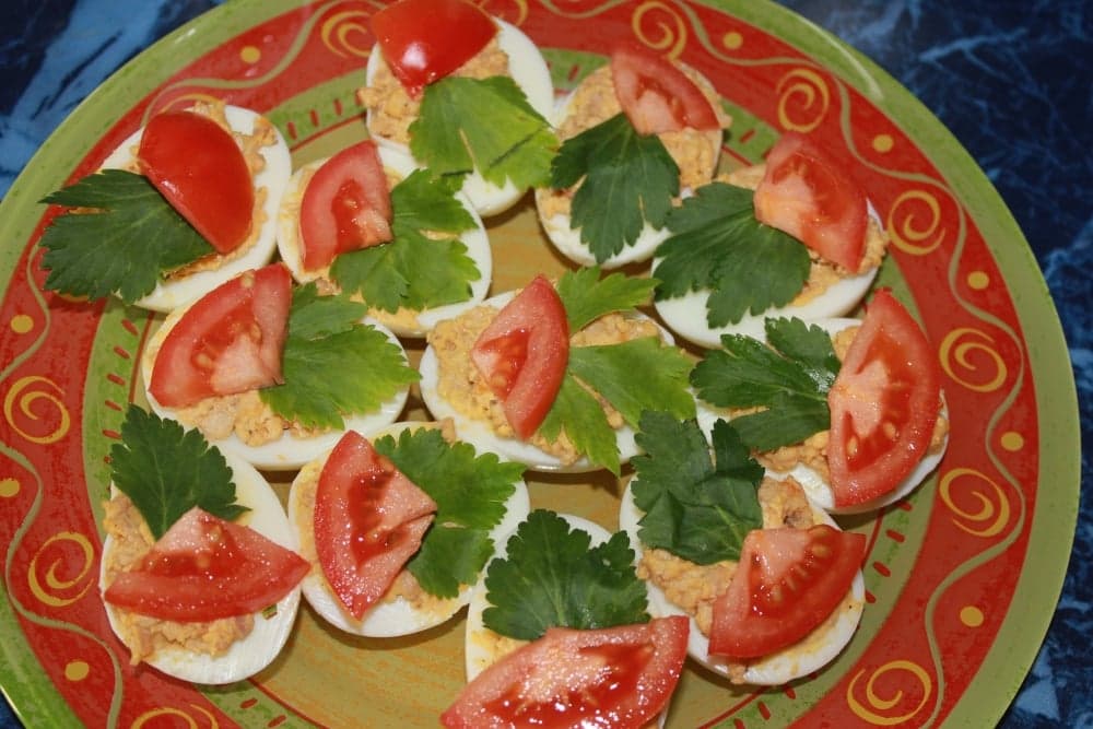 Яйца,фаршированные печенью трески