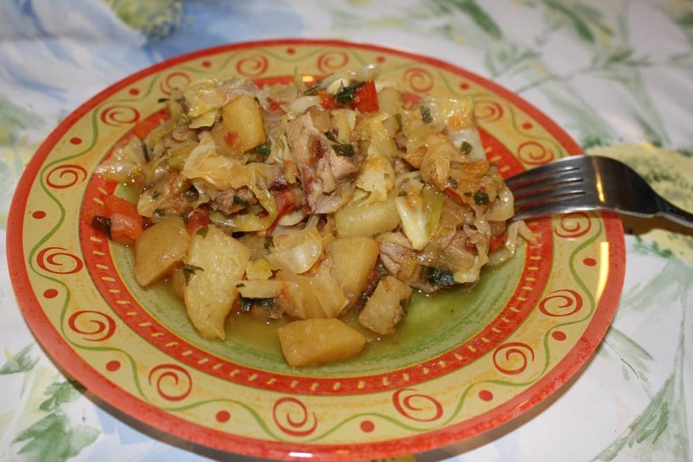 Капуста, тушенная с индейкой и картофелем