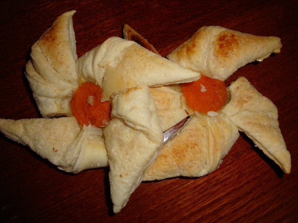 Слойки с абрикосами