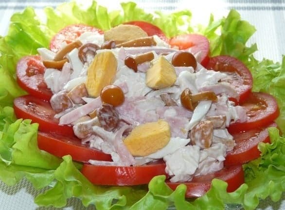 Салат с грибами, ветчиной и куриным филе "Мечта"