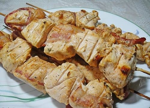 Курица с беконом на шпажках или шампурах